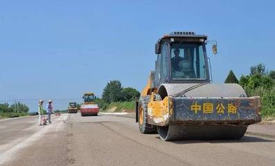 最新消息!國道220路面在刷黑了,預(yù)計年底全線通車.