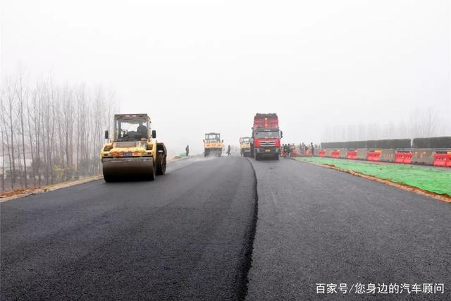 水泥路面更結(jié)實,成本還低,為何高速公路卻喜歡用瀝青路面呢?