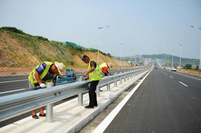 煙臺濱海路蓬萊段公路工程完成全路段瀝青鋪設(shè)，助力區(qū)域交通升級